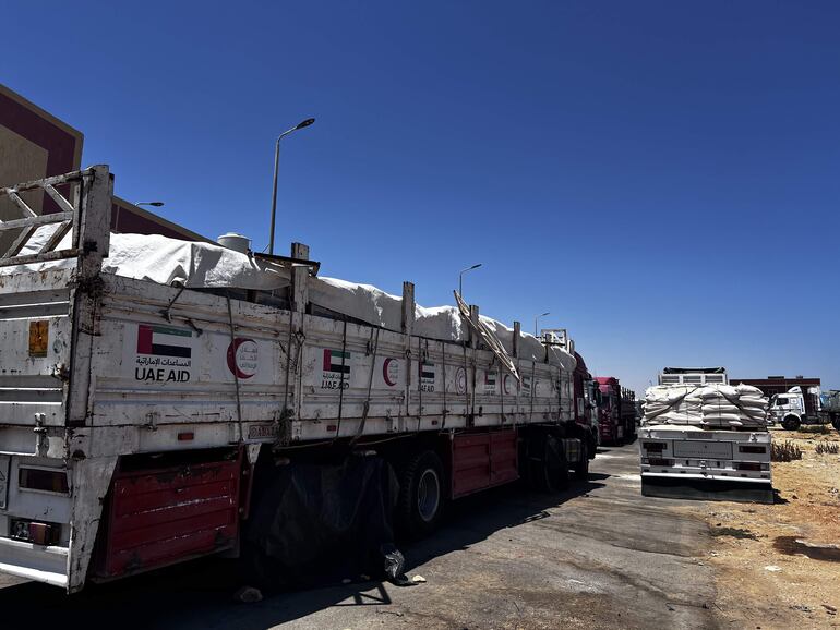 Camiones con ayuda humanitaria para Gaza esperan en Al-Arish, Egipto.