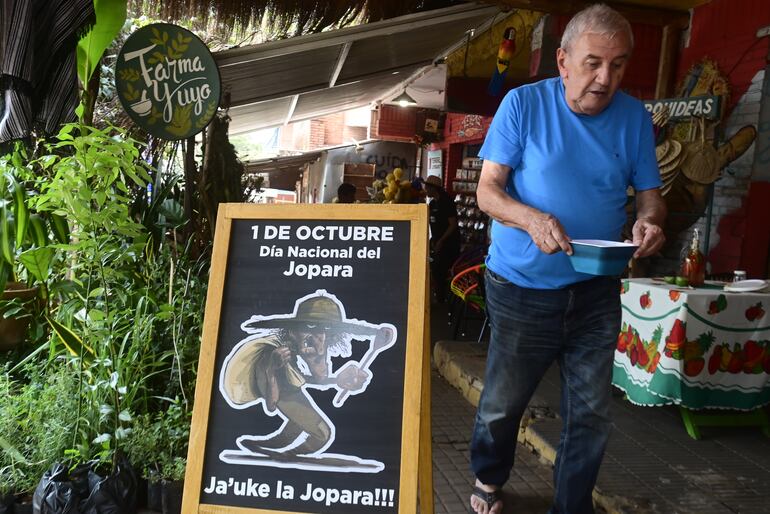 Karai Octubre es una de las versiones del Pombéro, según el libro Folklore en el Paraguay, de Dionisio González Torres.