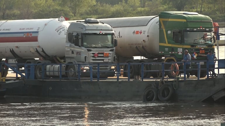 Varios camiones fueron liberados ayer y en Puerto Pilcomayo.  Incluso se extendió el horario de la balsa para que puedan cruzar.