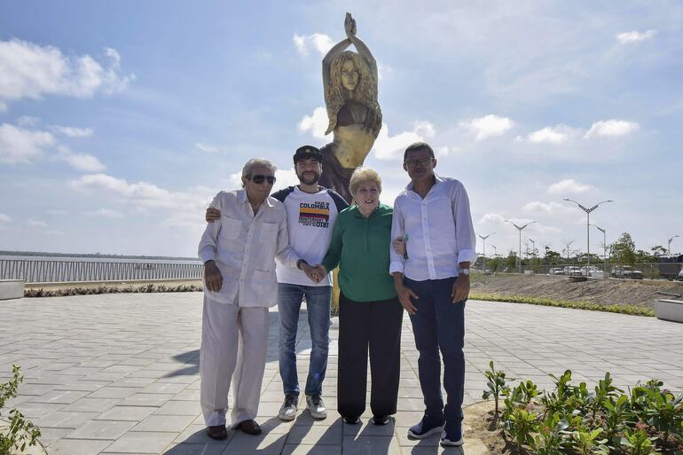 William Mebarak, padre de Shakira; el alcalde de Barranquilla, Jaime Pumarejo; Nidia Ripoll, madre de Shakira, y el artista plástico Yino Márquez posan junto a la estatua de Shakira en el Gran Malecón, en Barranquilla (Colombia).