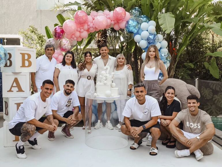 Familiares y amigos de Ángel Romero y Gabriela Miskinich participaron de la fiesta de revelación de sexo del segundo hijo que esperan felices. (Instagram/Romero Team)