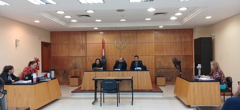 Los jueces Lilian Flores, Rodney Rejalaga y Hugo Segovia, miembros del tribunal de sentencia. A la derecha, la fiscala Teresita Molas, en el juicio oral.