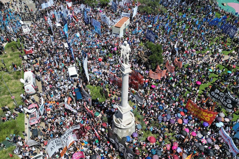 Movilización en Buenos Aires contra el decreto de urgencia de Javier Milei.