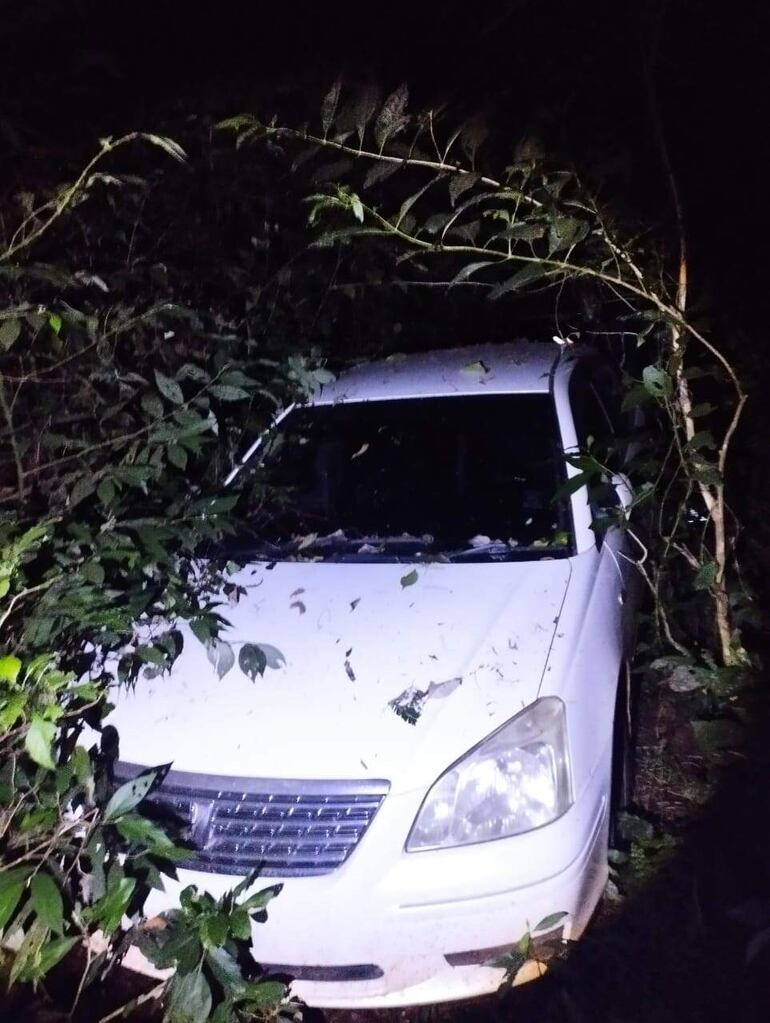 Un automovil Toyota tipo allion robado en la colonia 3 de Noviembre de Caaguazu, limite con Guairá