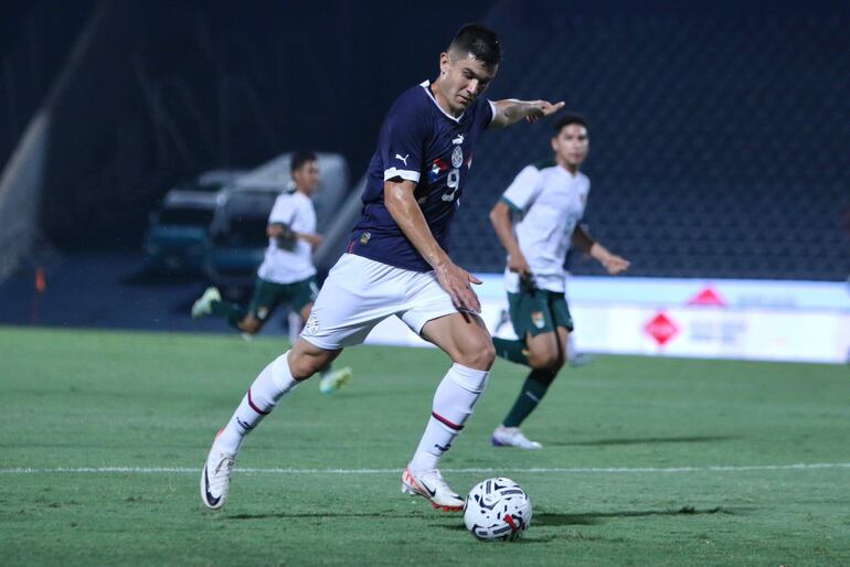 Richard Torales, futbolista de la selección paraguaya Sub 23, pelea por el balón en el amistoso con miras al Preolímpico 2024.