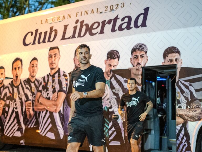 Roque Santa Cruz (i) y William Mendieta, jugadores de Libertad, bajan del bus en la llegada del plantel al hotel de concentración en la ciudad de Villarrica para la final de la Copa Paraguay 2023.