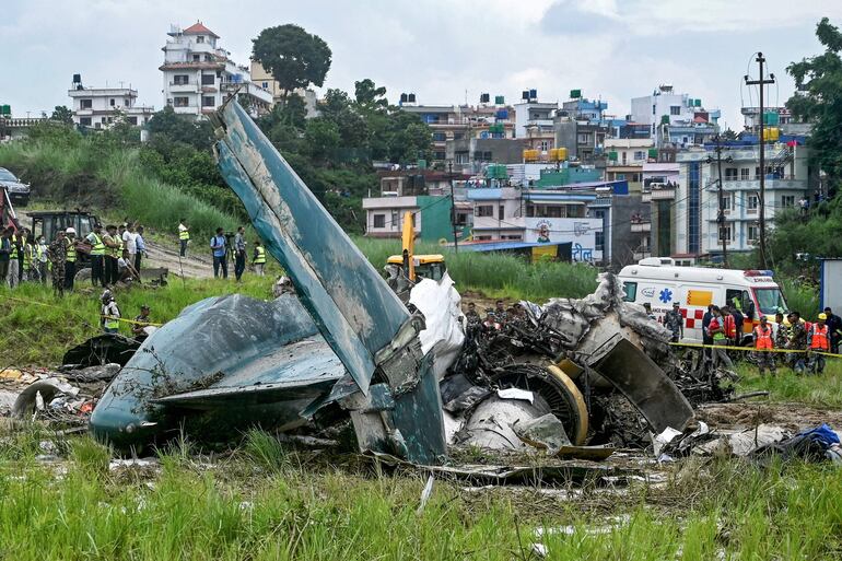 Restos de un avión de Saurya Airlines que se estrelló en Katmandú el pasado 24 de julio.
