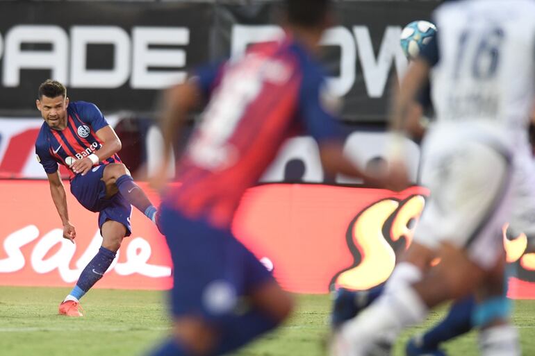 Ángel Romero, futbolista de San Lorenzo, ejecuta un tiro libre en un partido del fútbol argentino.