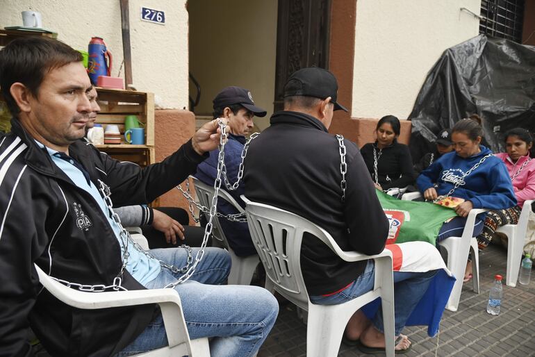 Los campesinos se encadenaron en la entrada del Indert como exigencia a los títulos de las tierras prometidas. 