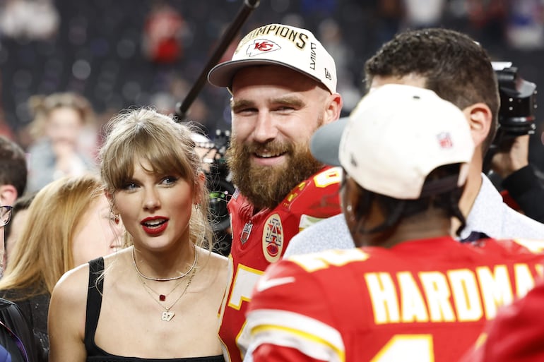 Taylor Swift y su novio Travis Kelce en el Super Bowl LVIII en el Allegiant Stadium. (EFE/EPA/JOHN G. MABANGLO)
