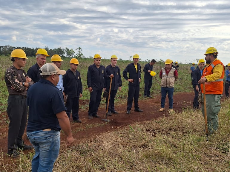 Estudiantes de último año del Centro de Mecanización Agrícola (CEMA) de Pirapó fueron capacitados en combate de incendios forestales.