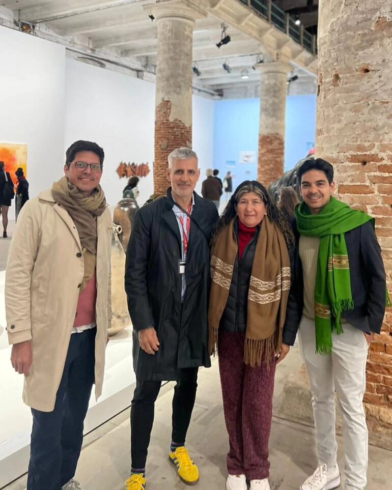 César Centurión, el curador principal de la muestra Adriano Pedrosa, Julia Isídrez y Gustavo Gauto durante la pre-apertura de la Bienal de Venecia.