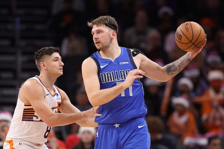 Luka Doncic (d) de Dallas  anotó ayer 50 puntos contra Phoenix. AFP