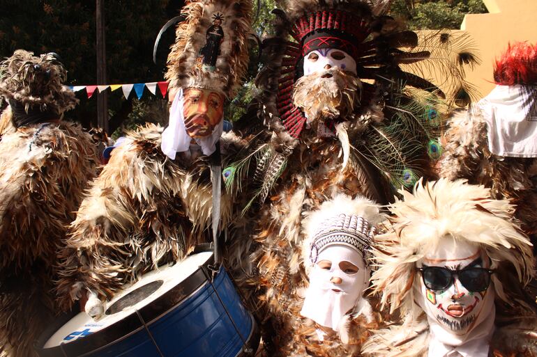 Los niños y adultos utilizan trajes de plumas y máscaras de tela.