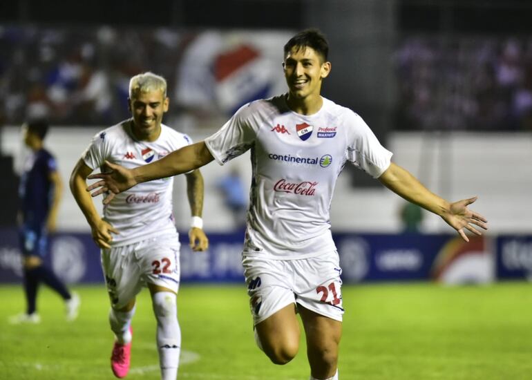 Gustavo Aguilar (21), anotó los goles de la victoria de Nacional