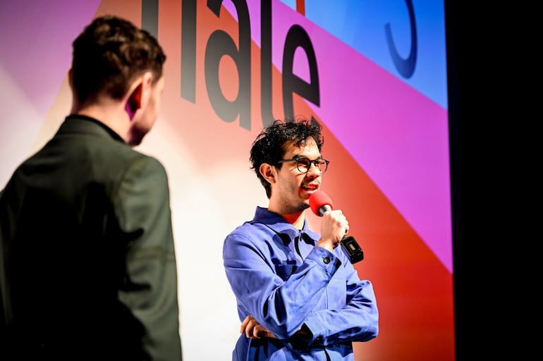 Juanjo Pereira charlando con el público tras presentar su ópera prima en la Berlinale.