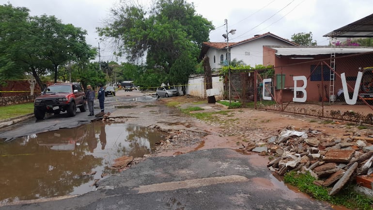 Lambaré con cráteres y con acumulación de basura tras las lluvias.