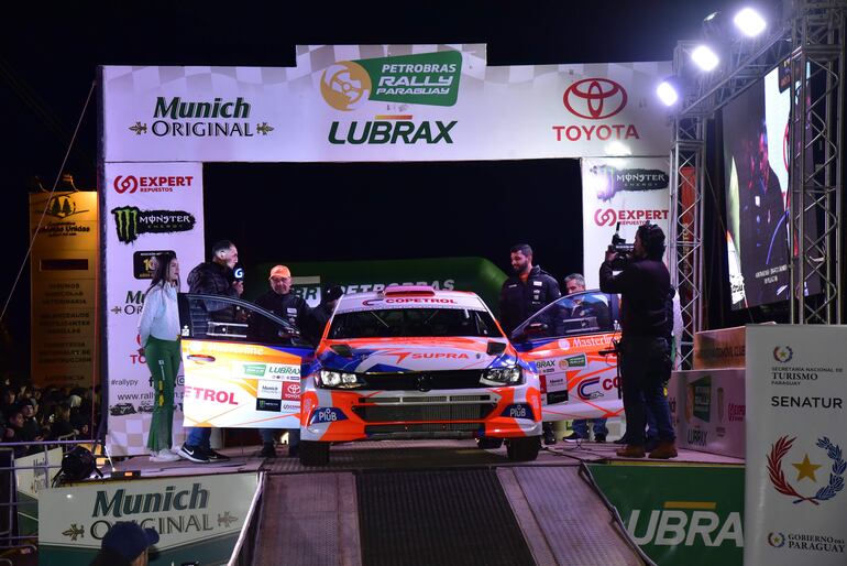 Largada simbólica de esta noche por equipos (Copetrol Rally Team), comandado por Alonso y Galindo, abriendo el Rally de Colonias Unidas.