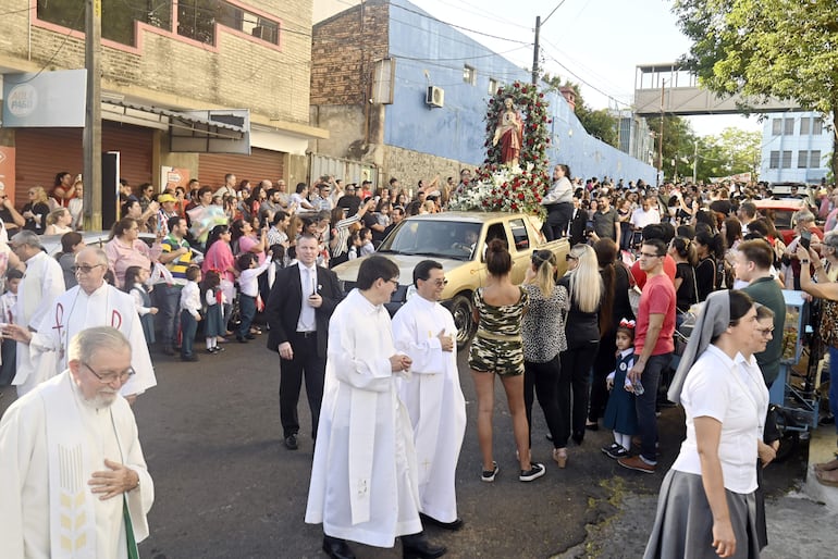 Emotiva procesión realizada en las calles aledañas al Colegio Salesianito de Asunción. 