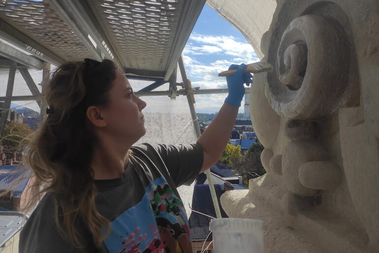 Cultura: la restauradora Olena Savchuk trabaja en la restauración de la torre del antiguo monasterio benedictino del siglo XVII en Leópolis. A pesar del riesgo siempre presente de destructivos ataques rusos con drones o misiles, un equipo internacional de restauradores desafía el peligro y trabaja meticulosamente para preservar el patrimonio arquitectónico y artístico único de la ciudad ucraniana de Leópolis, protegido por la Unesco.