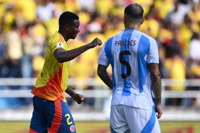 Yerson Mosquera, jugador de Colombia, festeja un gol en el partido frente a Argentina por la octava fecha de las Eliminatorias Sudamericanas 2026 en el estadio Metropolitano, en Barranquilla, Colombia. 