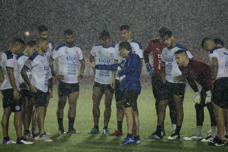 El seleccionador Guillermo Barros Schelotto durante su última sesión de entrenamiento en Ypané, antes del juego con Ecuador.