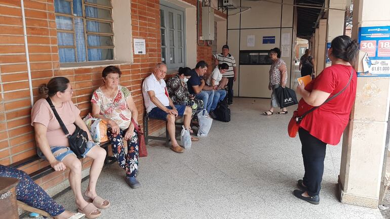 Unas 200 mujeres acuden al servicio de mastología, pero ninguna pueden acceder a un estudio de mamografía por falta de este equipo.