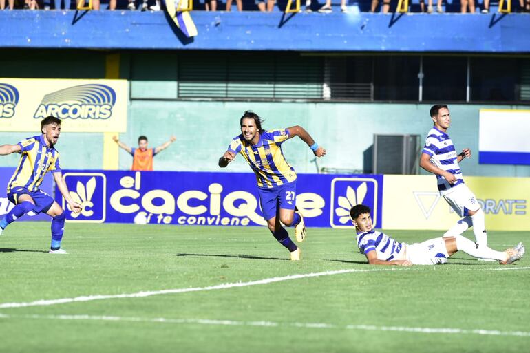 Jorge 'Conejo' Benítez celebrando un gol para el Sportivo Luqueño ante el 2 de Mayo.