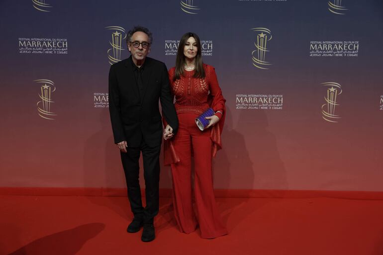 La actriz italiana Mónica Bellucci y el director estadounidense Tim Burton en la red carpet del Festival International de Cine de Marrakech.