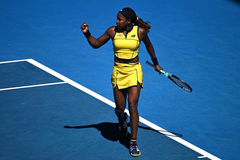 La estadounidense Coco Gauff celebra la victoria y clasificación a las semifinales del Abierto de Australia.