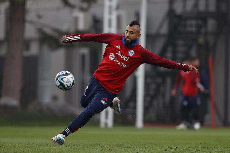 Fotografía cedida por la Federación de Fútbol de Chile (FFCh) que muestra a Arturo Vidal mientras participa en un entrenamiento del seleccionado chileno de fútbol, en el complejo Juan Pinto Durán en Santiago (Chile).