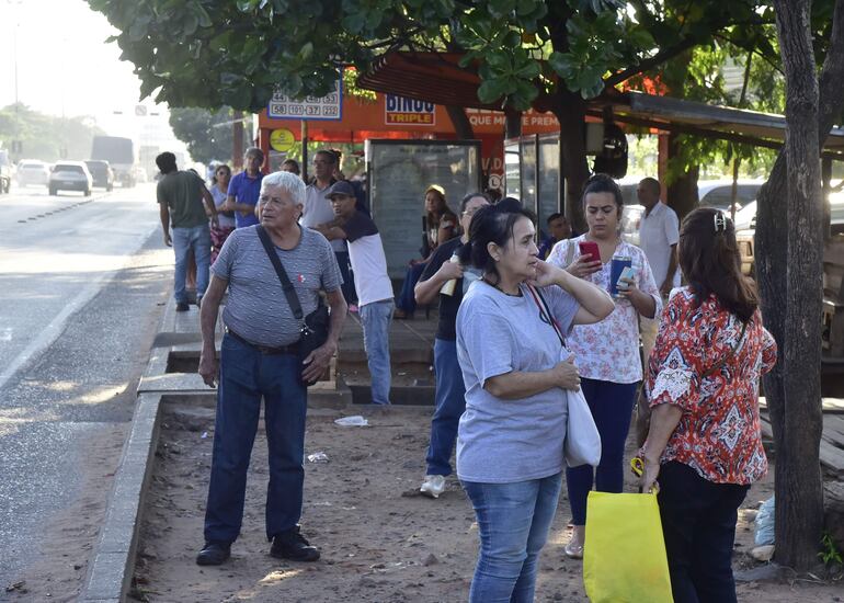 La ciudadanía sufre por la regulada de buses. 