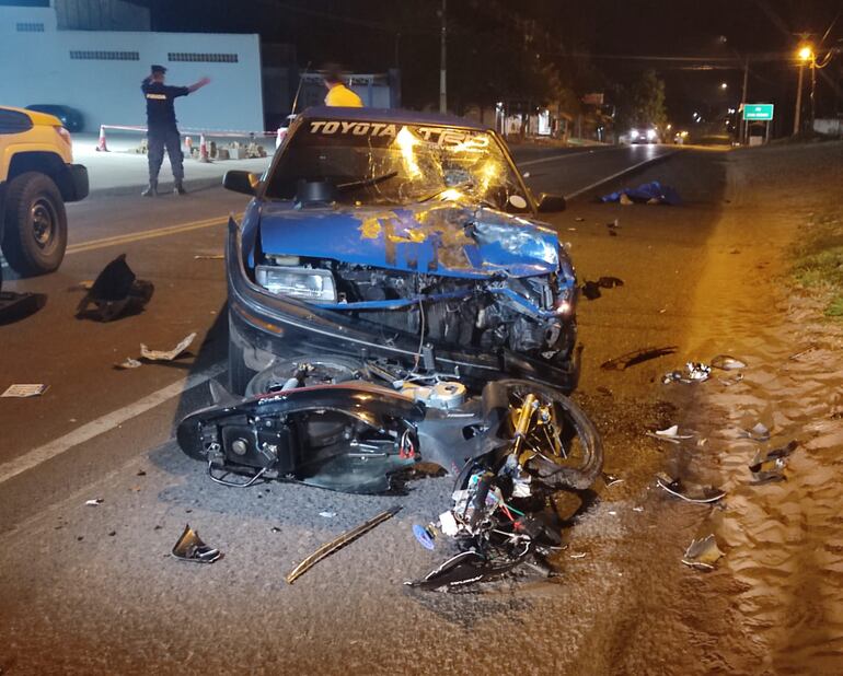 La moto quedó incrustada debajo del vehículo tras el impacto.