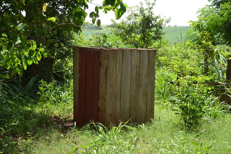 En la escuela de Oro Ku´i, Caazapá, todavía usan letrina.