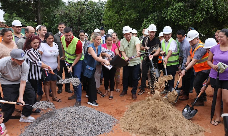 "El Princi de la Cha" también tomó una pala para el acto de inicio de obras en la Chacarita.