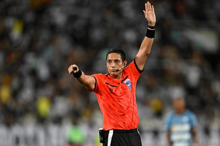 El árbitro venezolano Jesús Valenzuela en el partido entre Botafogo y Aurora por la Copa Libertadores 2024 en el estadio Olímpico Nilton Santos, en Río de Janeiro.