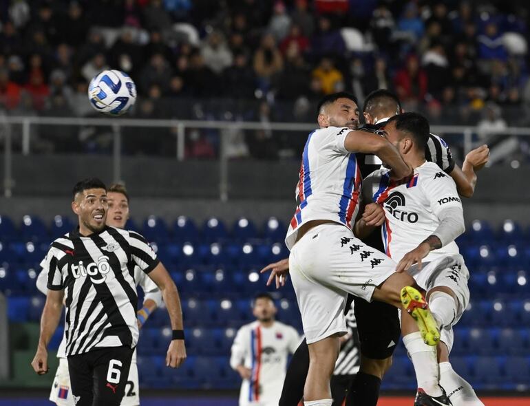 Momento del cabezazo del paraguayo Óscar Cardozo, jugador de Libertad, para el tanto del triunfo sobre Tigre por la ida de los play-offs de la Copa Sudamericana en el estadio Defensores del Chaco, en Asunción, Paraguay.