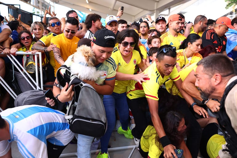 El ingreso al Hard Rock Stadium para la final de la Copa América 2024 fue desbordado por hinchas colombianos y argentinos, obligando al retraso del inicio del partido entre Argentina y Colombia. 