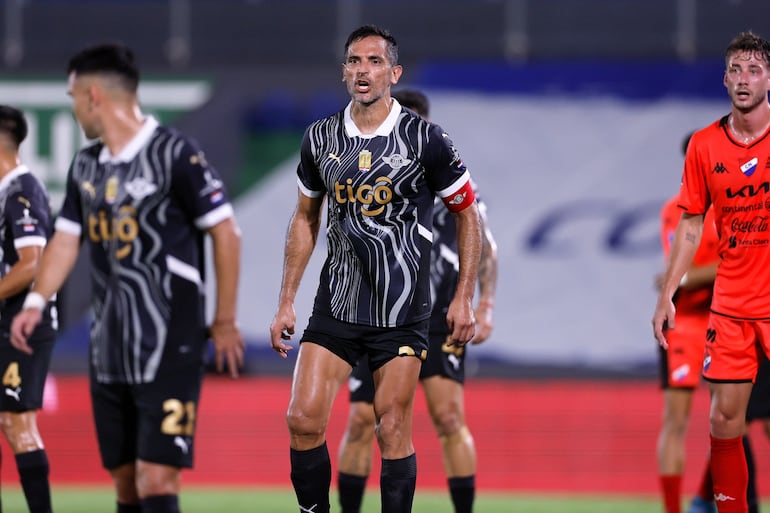 Roque Santa Cruz, jugador de Libertad, en el partido frente a Nacional por la final de la Copa Paraguay 2024 en el estadio Defensores del Chaco, en Asunción, Paraguay.