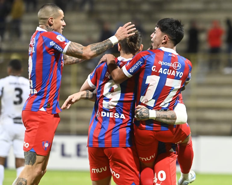 Los jugadores de Cerro Porteño festejan un gol en el partido frente a Tacuary por la séptima fecha del torneo Clausura 2024 del fútbol paraguayo en el estadio Villa Alegre, en Encarnación.