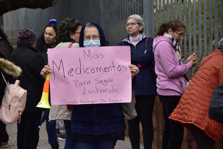 Manifestación de pacientes oncológicos frente al Ministerio de Salud en Asunción.