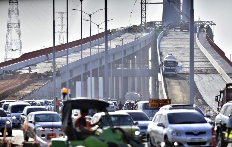 Se registra caos vehicular en la zona de obras.