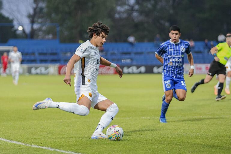 Adrián Alcaraz, futbolista de Guaraní, domina el balón en el partido frente a Sol de América por la octava fecha del torneo Clausura 2024 del fútbol paraguayo en el estadio Luis Alfonso Giagni, en Villa Elisa, Paraguay.