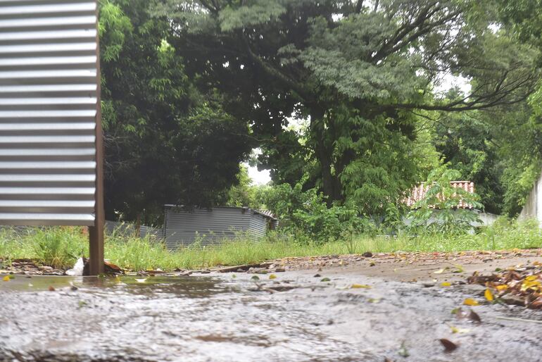 Apenas el vallado de chapas se instaló en el Colegio Nacional Stella Maris, del barrio Hipódromo en la capital.