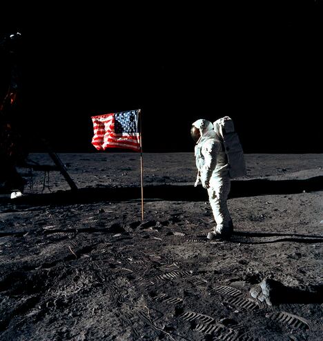 Se cumple el 55 aniversario de la llegada del hombre a la Luna. En la imagen, Aldrin junto a la bandera estadounidense durante su paseo lunar. EFE