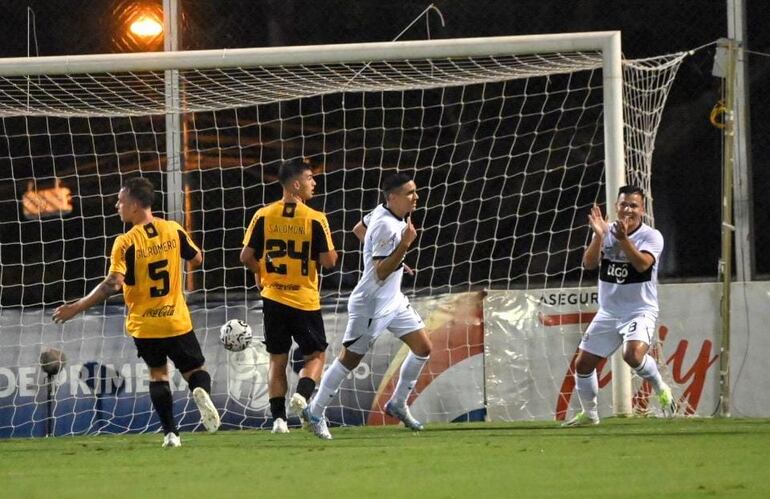 Hugo Fernández, jugador de Olimpia, festeja su gol ante Guaraní.