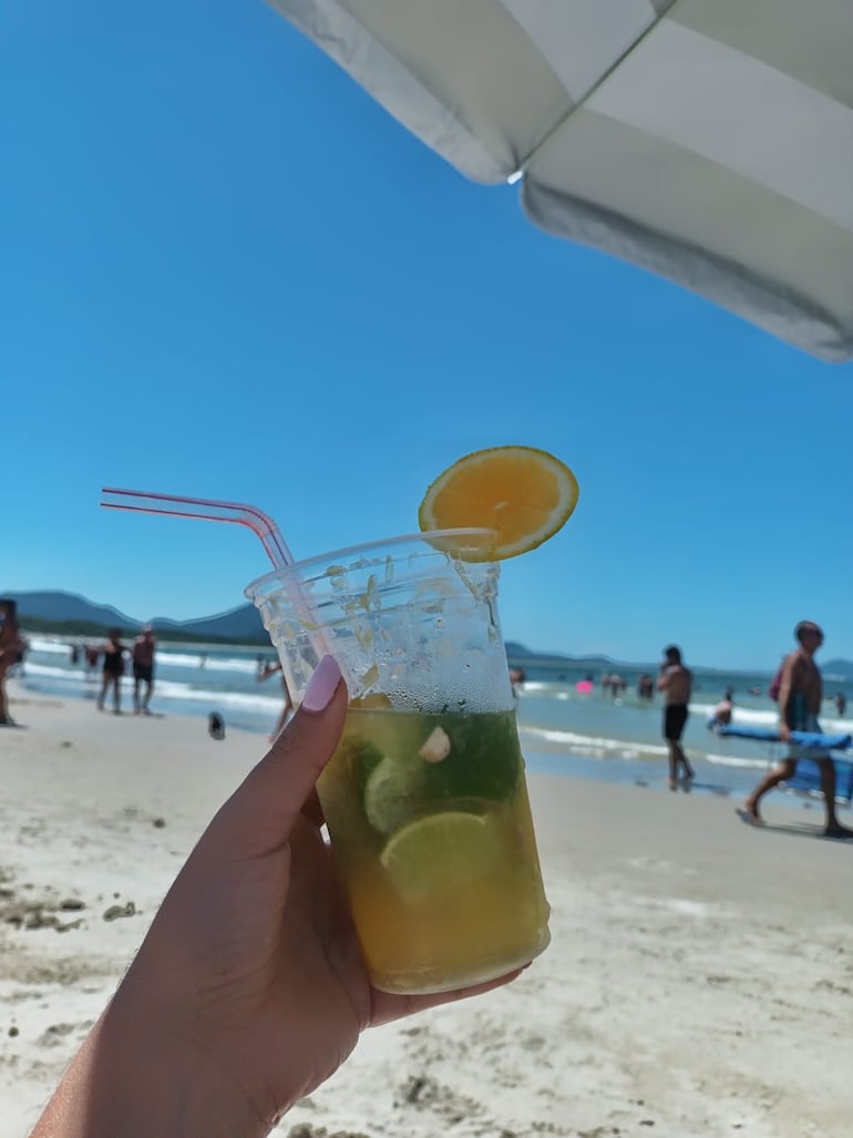 Un clásico vaso de caipiriña en una de las playas de Brasil.