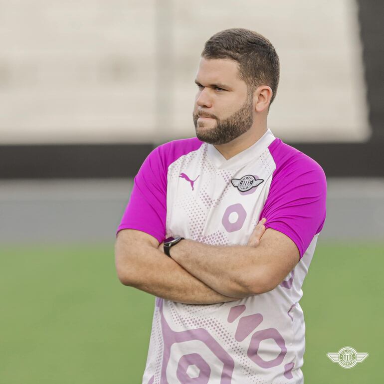 Ariel Galeano (27 años), joven entrenador del plantel de Libertad.