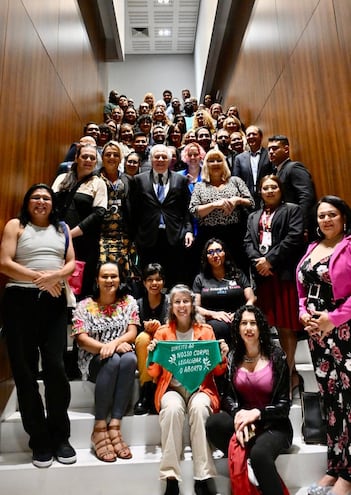 El secretario general de la OEA,  el excanciller uruguayo Luis Almagro (c), se reunió ayer con la comunidad LGBTI+.