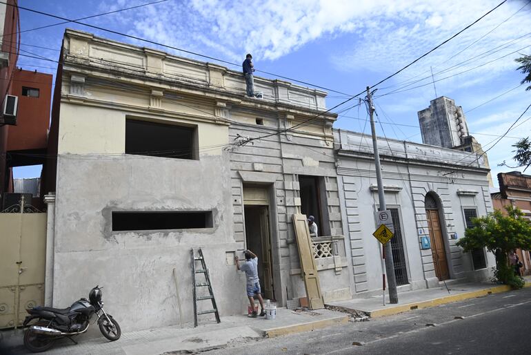 Hoy encontramos a obreros trabajando en la casa catalogada como patrimonio histórico, ubicada sobre Iturbe, entre Azara y Herrera.